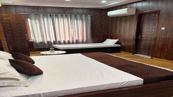 Three Bed Deluxe Room | Soundproofing, WiFi (free)