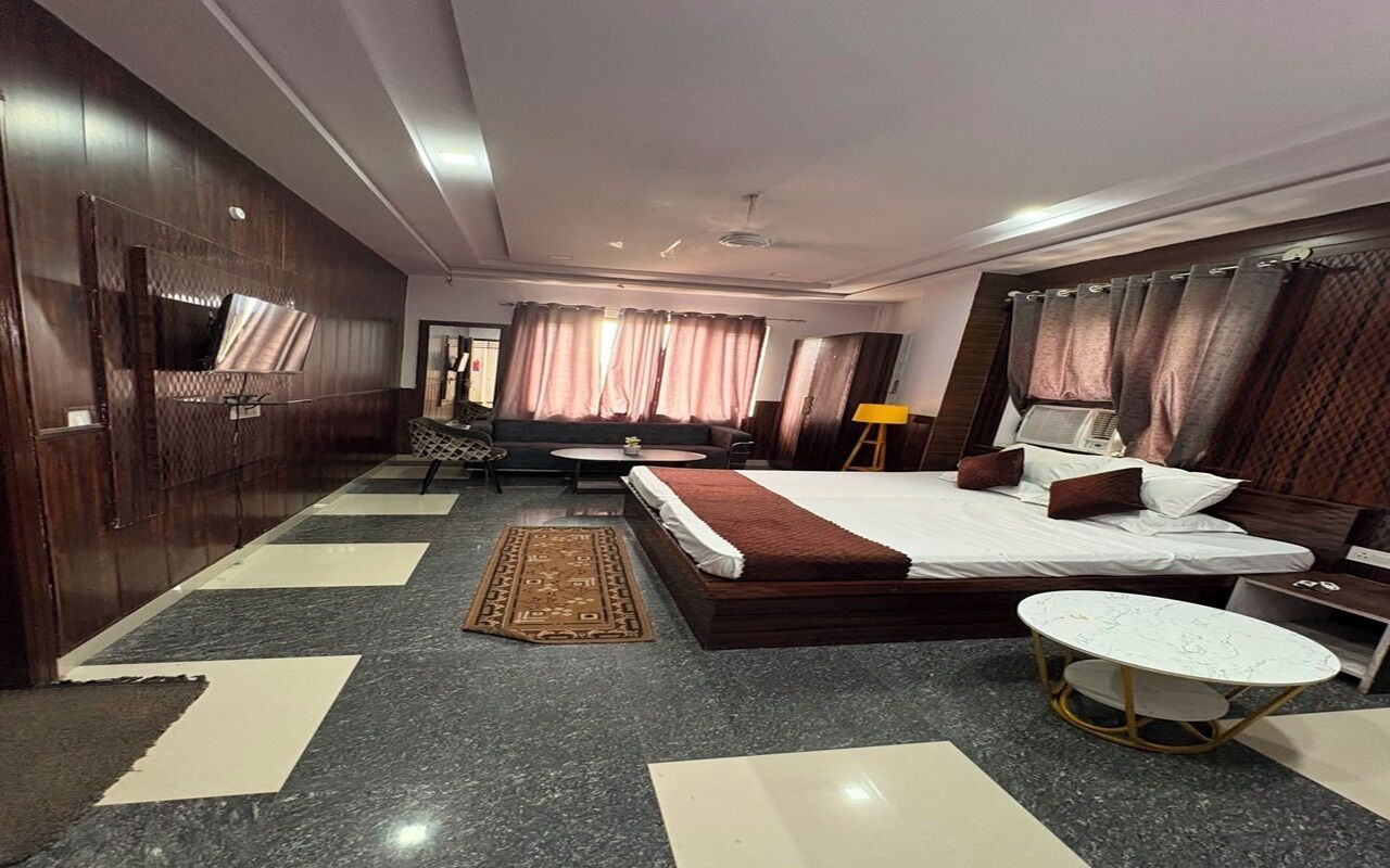  Super Deluxe With Balcony | Soundproofing, WiFi (free)
