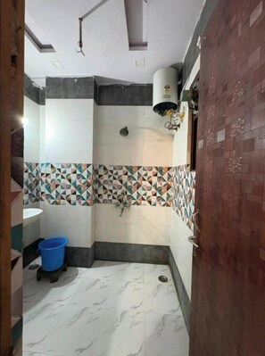 Deluxe Double Room | Bathroom | Towels, soap, shampoo, toilet paper - Gayatri Seva Dham (Vrindavan)