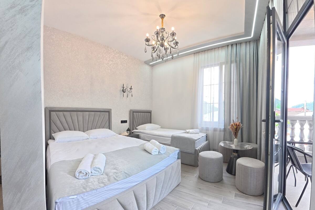 Deluxe Triple Room, Balcony | WiFi (free)