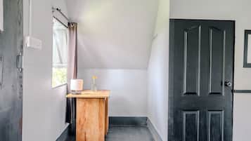 Cottage, 1 Double Bed, Balcony, Mountain View | Interior