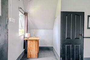 Cottage, 1 Double Bed, Balcony, Mountain View | Interior