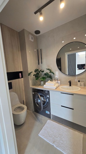 Shower, hair dryer, towels - 2-bedroom Apt in Mszczonow, Sleeps 6 With Balcony (Mszczonow)