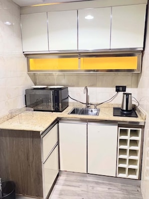 Refrigerador, microondas, horno, placa de cocina