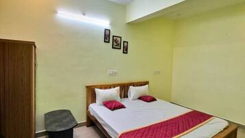 7 bedrooms, iron/ironing board, WiFi, bed sheets