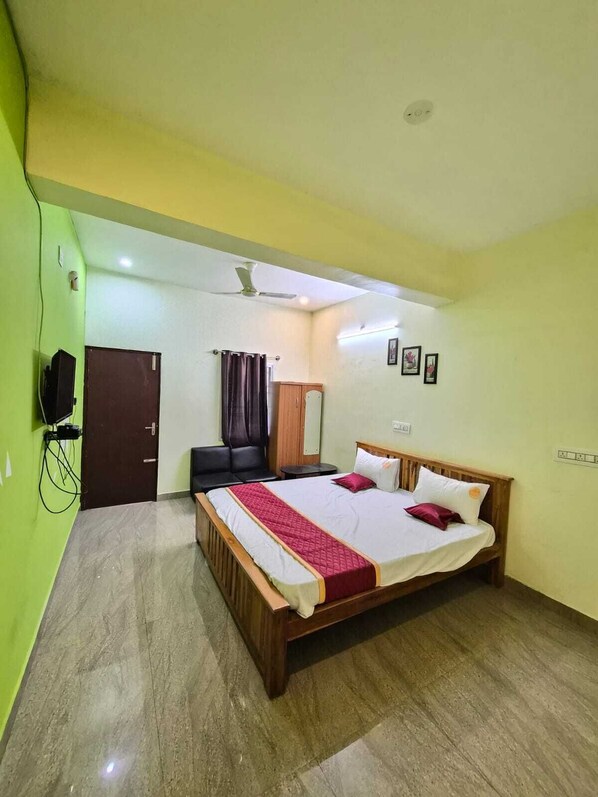 7 bedrooms, iron/ironing board, WiFi, bed sheets