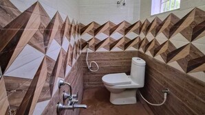 Haartrockner, Handtücher, Seife, Toilettenpapier