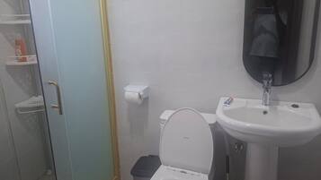 Ducha, artículos de tocador gratuitos, toallas, jabón
