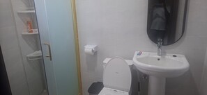 Apartemen Standar, balkon, pemandangan kota | Kamar mandi | Shower, perlengkapan mandi gratis, handuk, dan sabun