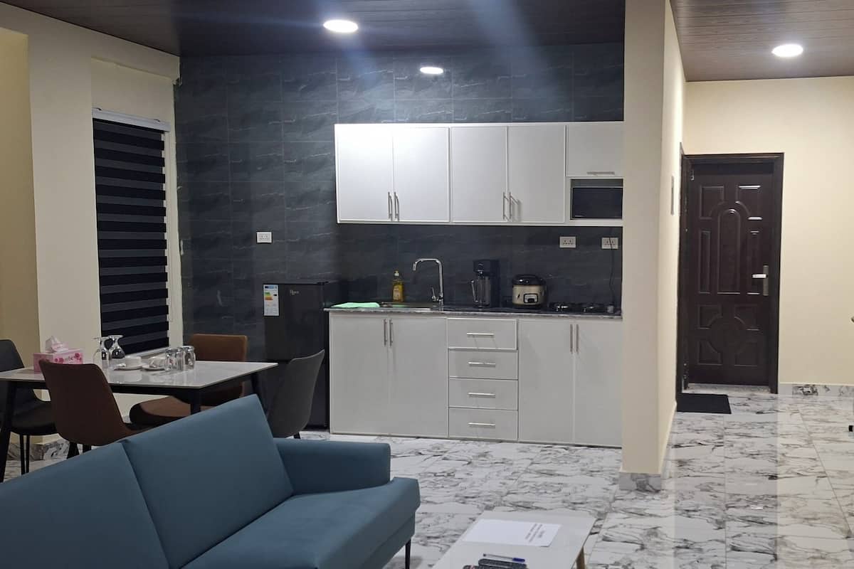 Departamento Confort, balcón, vista a la ciudad | Espacio para trabajar con laptop y tabla de planchar con plancha 