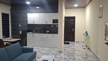 Espacio para trabajar con laptop y tabla de planchar con plancha