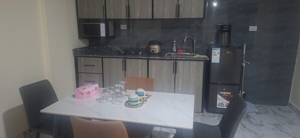 Refrigerador, microondas y utensilios de cocina