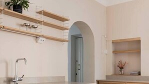 Eine moderne Küche mit Holzausstattung, einer integrierten Spüle und einer Arbeitsplatte.
