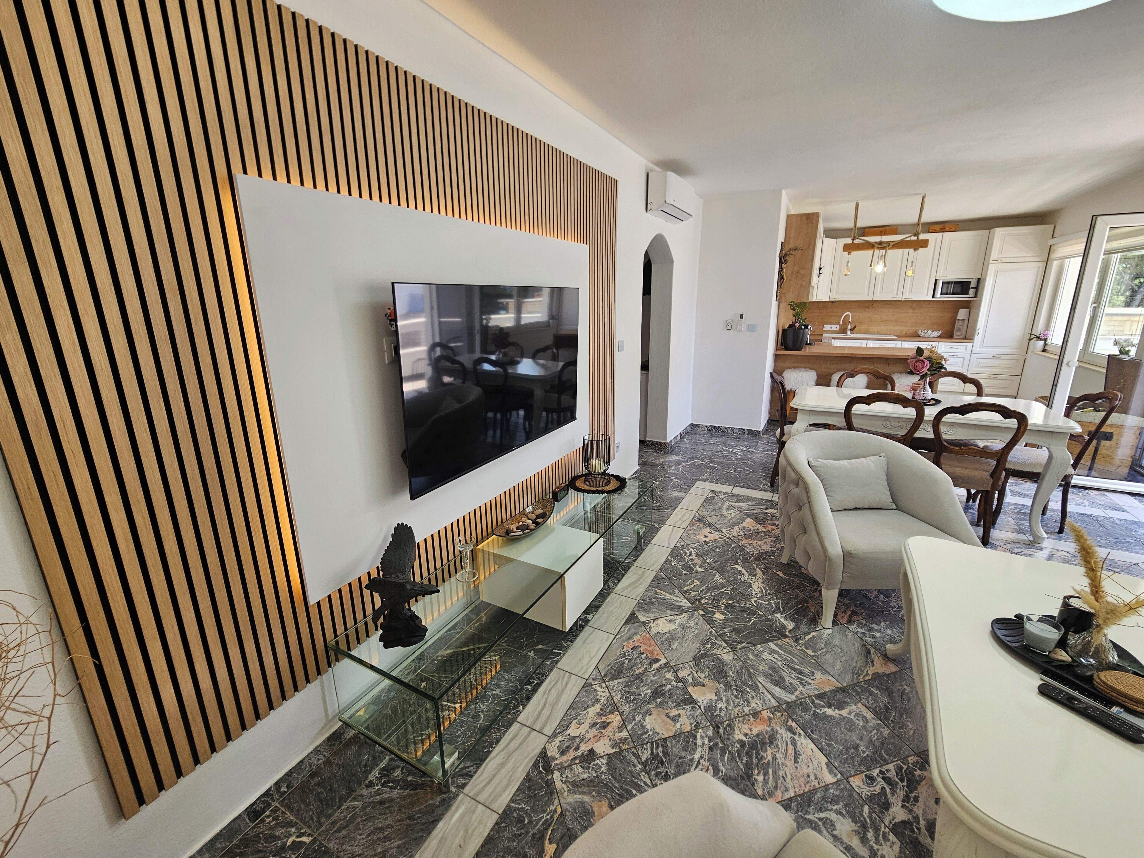 Comfort Apartment, Balcony | Living area