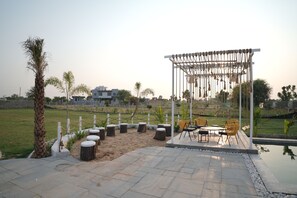 Eine Außenpatio mit Sitzgelegenheit, einer Pergola und Blick auf ein Wohngebiet.