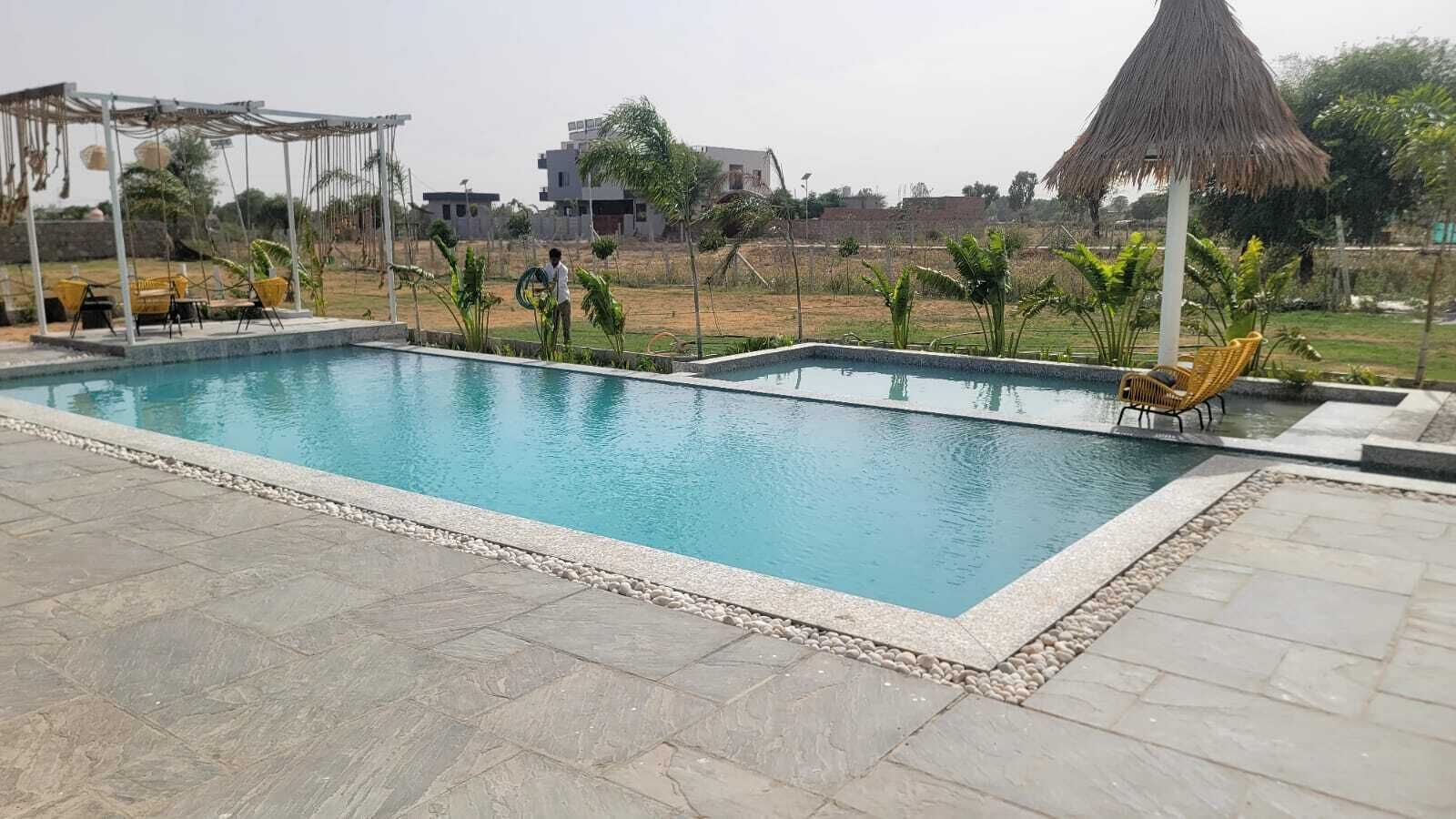 15 kolam renang outdoor