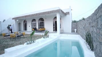15 outdoor pools