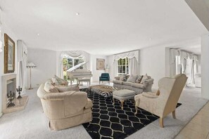 TV - Sarovar Holidays: A luxurious retreat in the heart of Traralgon (Traralgon)