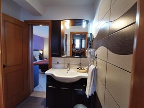 Junior Suite, Balcony, Pool View | Bathroom - Sidari Water Park Resort & Spa (Corfu)