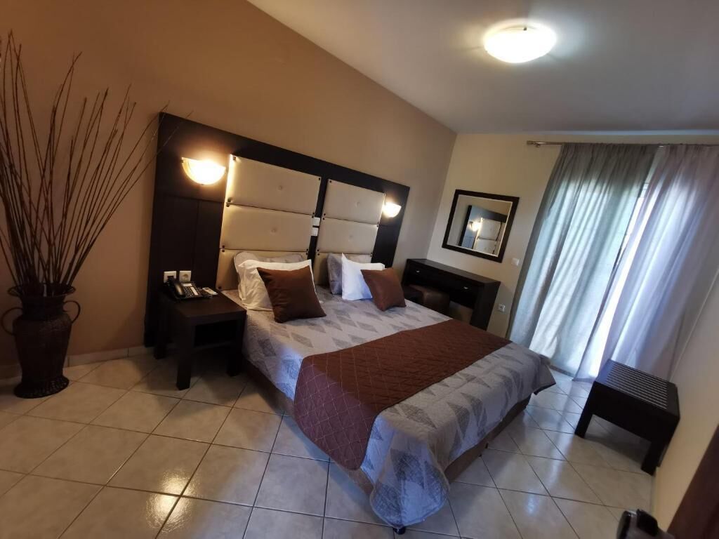 Family Room | In-room safe, soundproofing, free WiFi