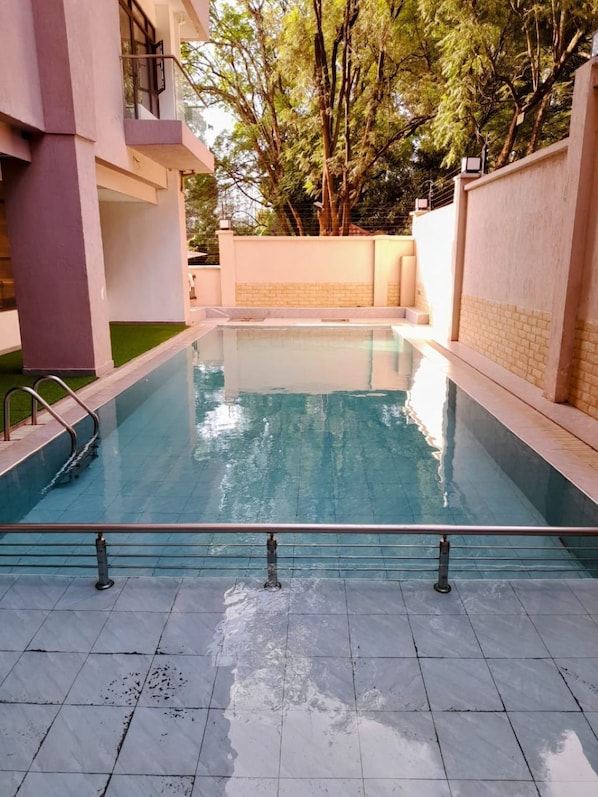 Una piscina al aire libre