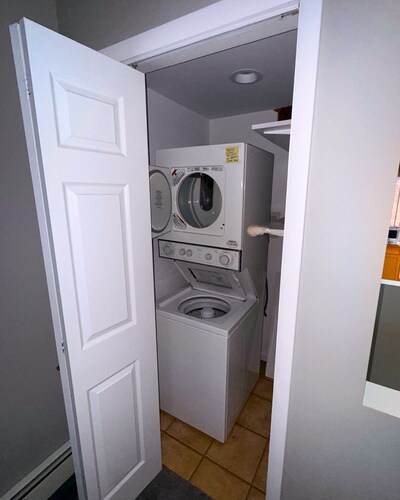 Peaceful Canal-Front 1 bedroom Retreat Near Hospitals, LIRR & Beaches
