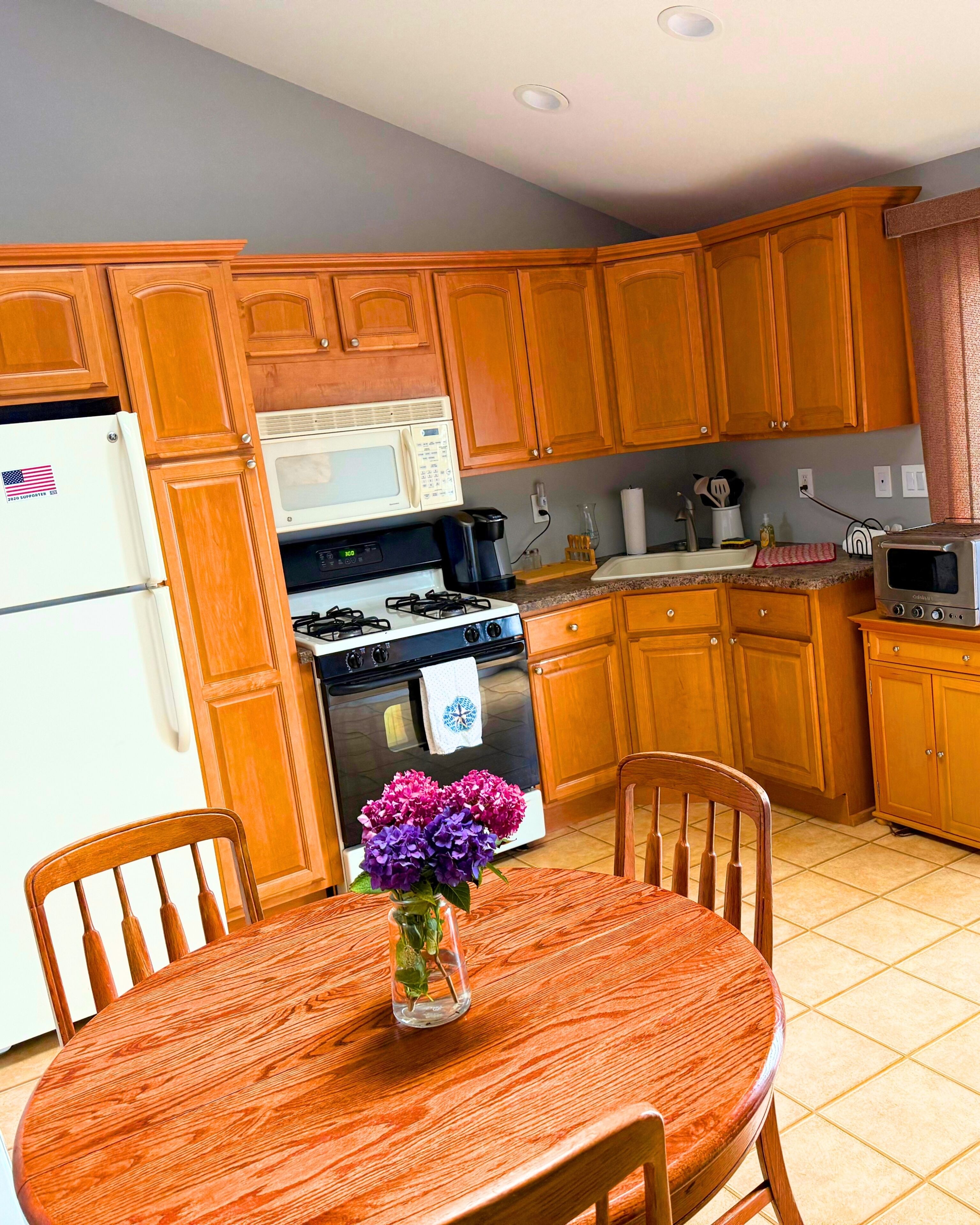 Coffee/tea maker, fridge, microwave, oven