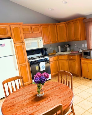 Coffee/tea maker, fridge, microwave, oven