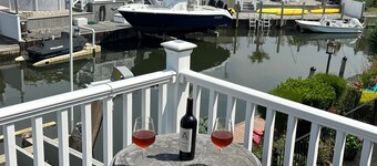 Peaceful Canal-Front 1 bedroom Retreat Near Hospitals, LIRR & Beaches 30day min