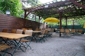 Habitación doble, vistas al jardín | Restaurante al aire libre