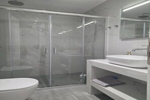 Bathroom - Great Stay - Ourania Muses Suite@Pedion Areos Park (Athina)