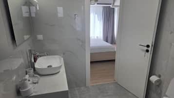 Hårtørrer, håndklæder, Sæbe, Toiletpapir