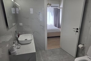 Hiustenkuivaaja, pyyhkeet, saippua, vessapaperi
