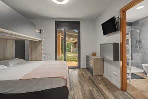 4 habitaciones, tabla de planchar con plancha, wifi y ropa de cama 