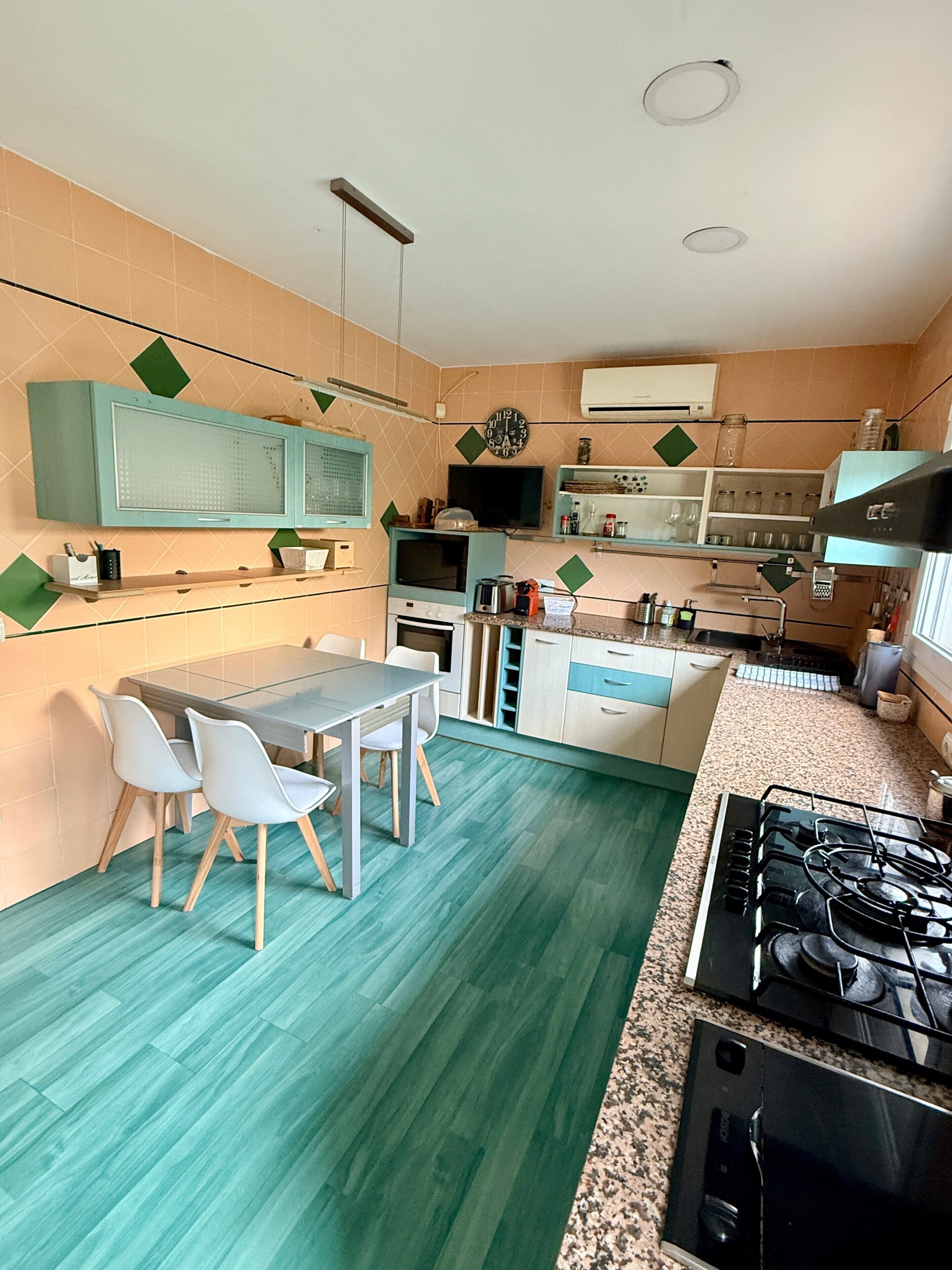 Wasserkocher mit Kaffee-/Teezubehör, Kühlschrank, Mikrowelle, Ofen