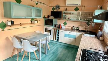 Wasserkocher mit Kaffee-/Teezubehör, Kühlschrank, Mikrowelle, Ofen