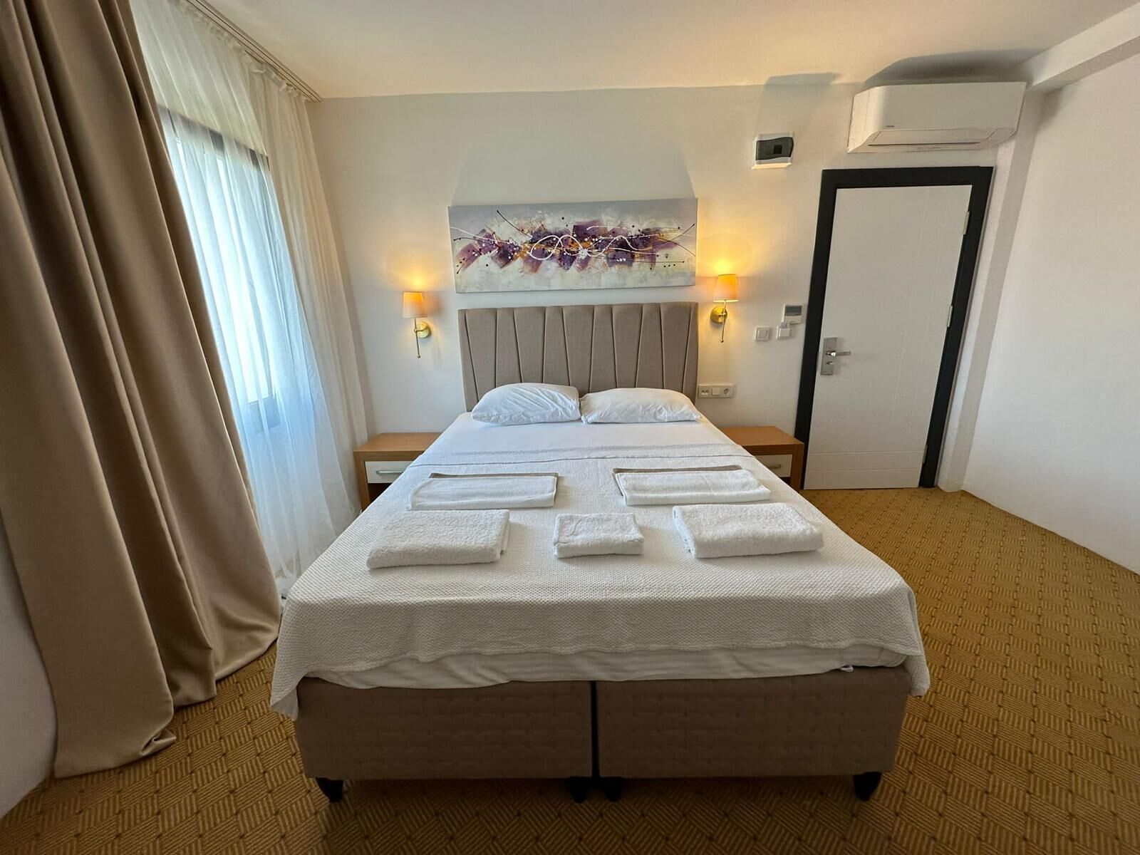 Quarto casal clássico, vista para a cidade | Cofres nos quartos, escrivaninha, espaço de trabalho para notebook