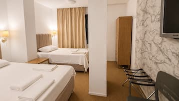 Quarto triplo clássico, vista para a cidade | Cofres nos quartos, escrivaninha, espaço de trabalho para notebook