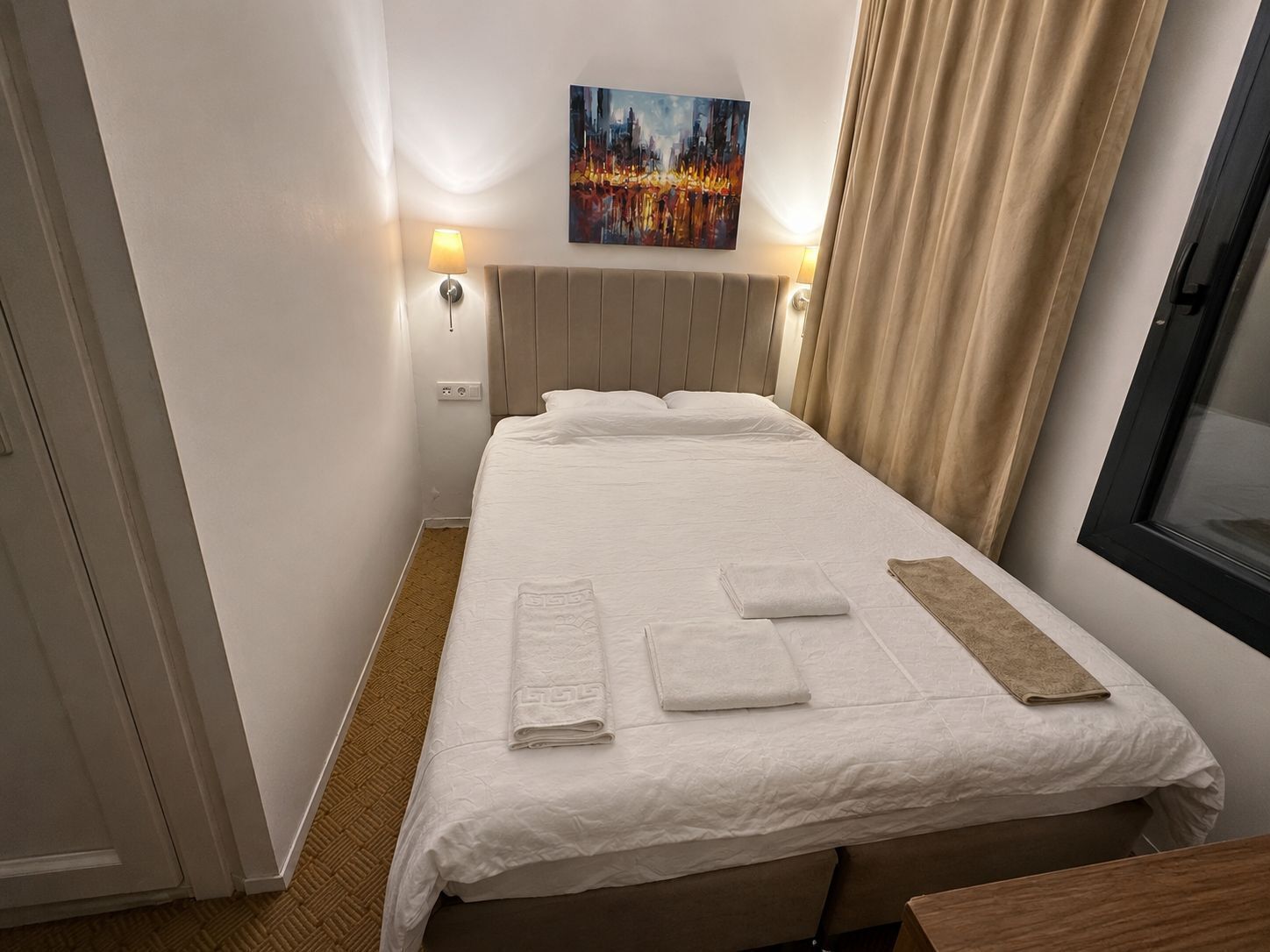 Quarto solteiro clássico, vista para a cidade | Cofres nos quartos, escrivaninha, espaço de trabalho para notebook