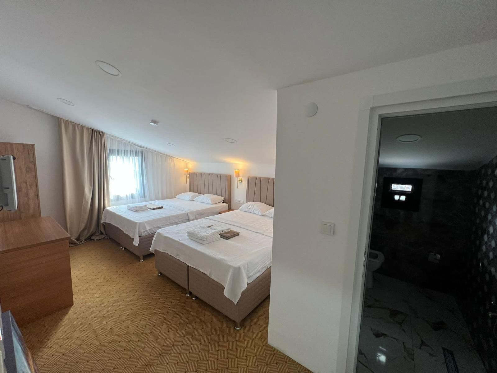 Quarto quádruplo clássico, vista para a cidade | Cofres nos quartos, escrivaninha, espaço de trabalho para notebook