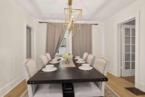 Near Wineries | Sleeps 9 | Walking distance to Geneva