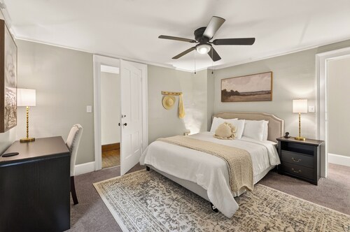 Near Wineries | Sleeps 9 | Walking distance to Geneva