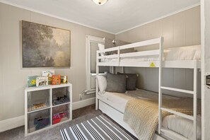 3 Schlafzimmer, Schreibtisch, Bügeleisen/Bügelbrett, Reisekinderbett