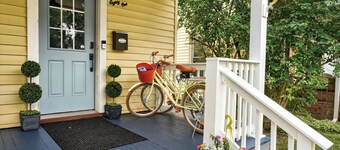 Near Wineries | Sleeps 9 | Walking distance to Geneva