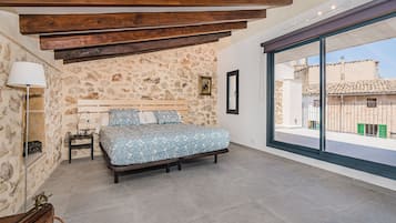 4 bedrooms, iron/ironing board