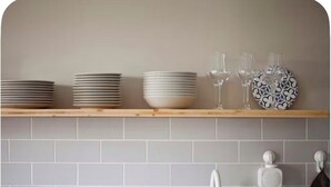A kitchen shelf with stacked plates and glasses. - 132 Beach House | Vacation Home in Zambujeira do Mar (Zambujeira do Mar)