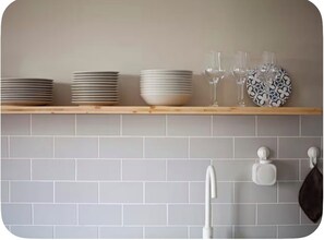 A kitchen shelf with stacked plates and glasses. - 132 Beach House | Vacation Home in Zambujeira do Mar (Zambujeira do Mar)