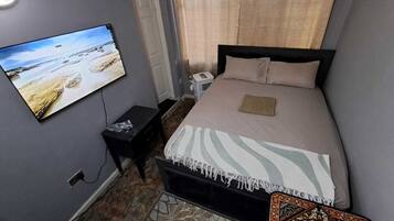 5 bedrooms, iron/ironing board, WiFi, bed sheets