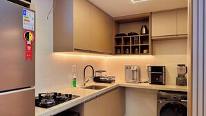 Een moderne keuken met roestvrijstalen apparatuur, een inbouwoven en een vaatwasser.