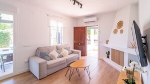 A modern living room with a sofa, a coffee table, and a TV. - Cubo's Miralmonte Rural House / Private pool / Air conditioning / BBQ (Coín)